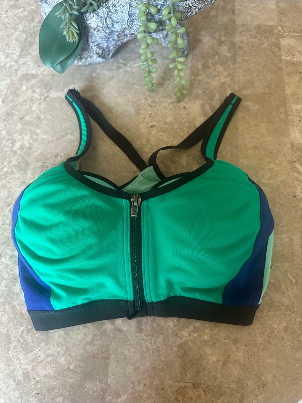 Victoria's Secret VSX
Knockout Front-Close Sport Bra size 34D